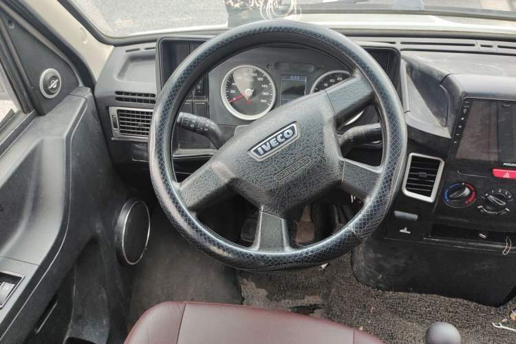 Used Iveco Daily 2017 2.5T A35 Passenger Van 5-7 Seats Model 47Z5 Steering Wheel