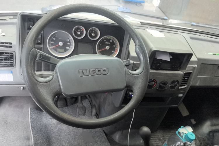 Used Iveco Daily 2017 2.8T V35 Cargo Van Mid-Roof 3/6 Seats 43S5 Steering Wheel