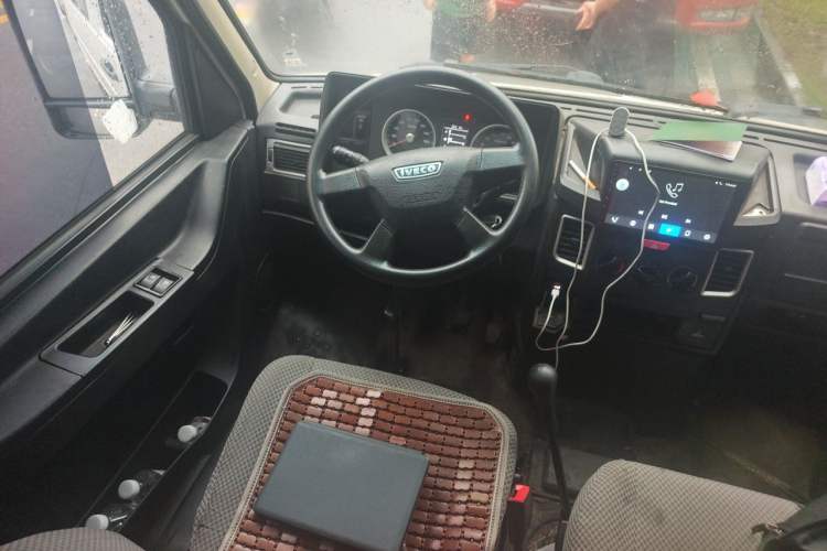 Used Iveco Daily 2017 2.5T A35 Low-Roof 5-7 Seater Passenger Van 47Z5 Steering Wheel
