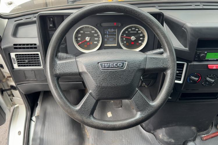 Used Iveco Daily 2017 2.8T V35 Box Truck 3 Seats 43S5 Steering Wheel