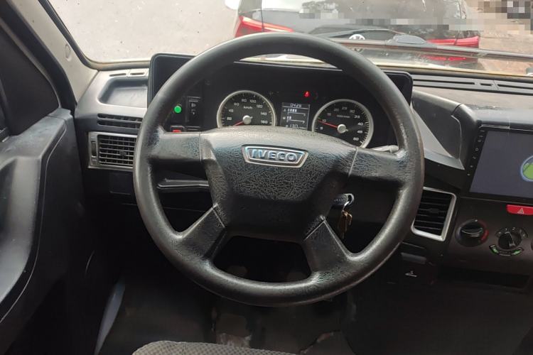 Used Iveco Daily 2017 2.8T V35 Box Truck 3 Seats 43S5 Steering Wheel