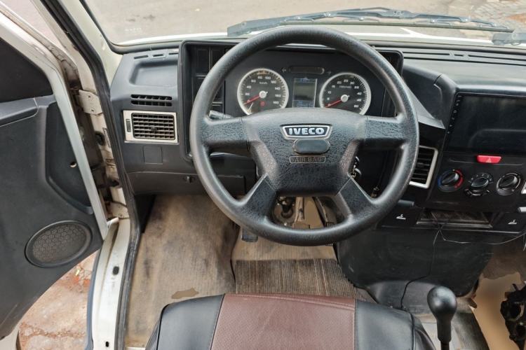 Used Iveco Daily 2017 2.5T A35 Passenger Van 5-7 Seats Model 47Z5 Steering Wheel