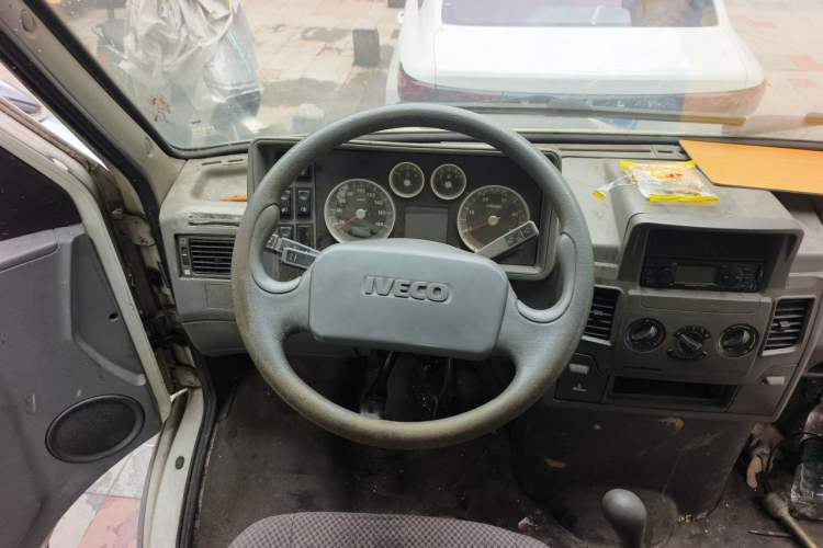 Used Iveco Daily 2017 2.5T A35 Passenger Van 5-7 Seats Model 47Z5 Steering Wheel