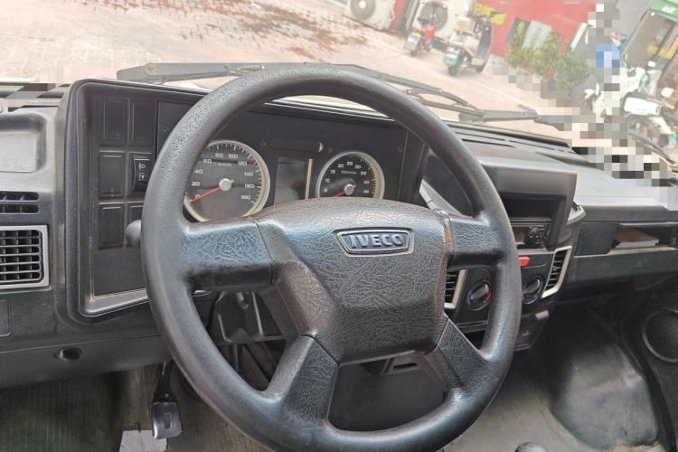 Used Iveco Daily 2017 2.8T V35 Box Truck 3 Seats 43S5 Steering Wheel