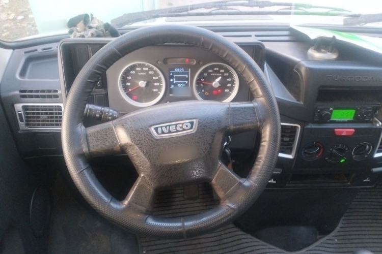 Used Iveco Daily 2017 2.5T A35 Passenger Van 5-7 Seats Model 47Z5 Steering Wheel