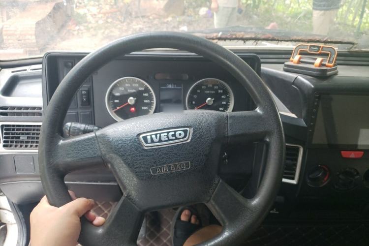Used Iveco Daily 2017 2.5T A35 Passenger Van 5-7 Seats Model 47Z5 Steering Wheel
