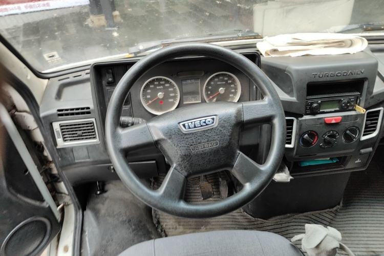Used Iveco Daily 2017 2.5T A35 Passenger Van 5-7 Seats Model 47Z5 Steering Wheel