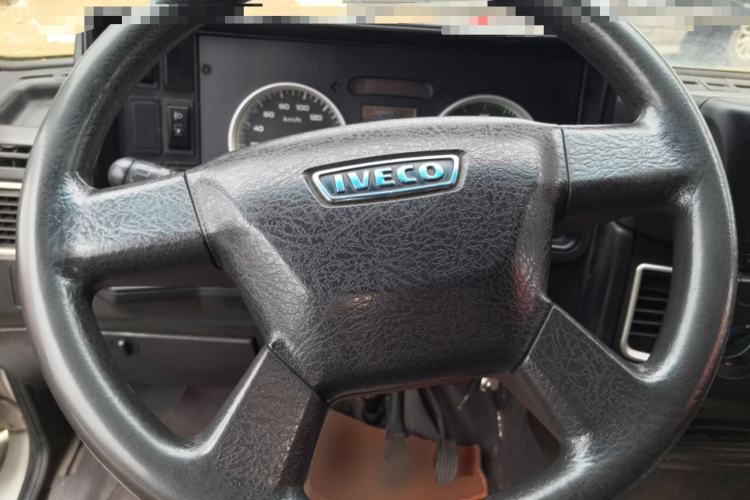 Used Iveco Daily 2017 2.8T V35 Cargo Van Mid-Roof 3/6 Seats 43S5 Steering Wheel