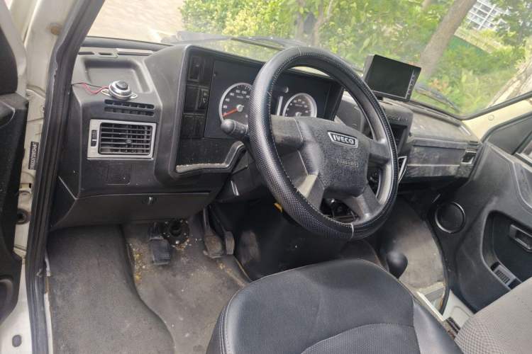 Used Iveco Daily 2017 2.5T A35 Passenger Van 5-7 Seats Model 47Z5 Steering Wheel