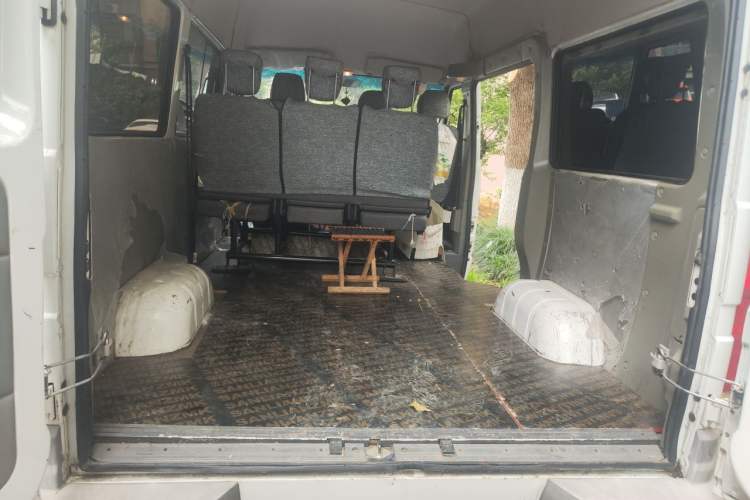 Used Iveco Daily 2017 2.5T A35 Passenger Van 5-7 Seats Model 47Z5 Trunk