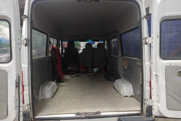 Used Iveco Daily 2017 2.5T A35 Passenger Van 5-7 Seats Model 47Z5 Trunk