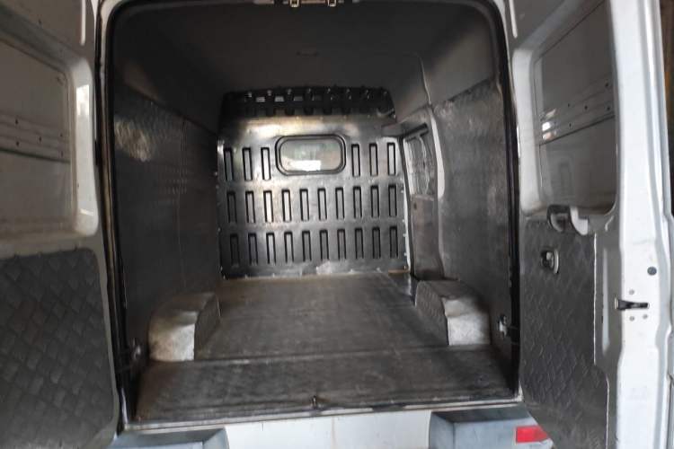 Used Iveco Daily 2017 2.8T V35 Box Truck 3 Seats 43S5 Trunk