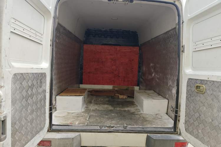 Used Iveco Daily 2017 2.8T V35 Box Truck 3 Seats 43S5 Trunk