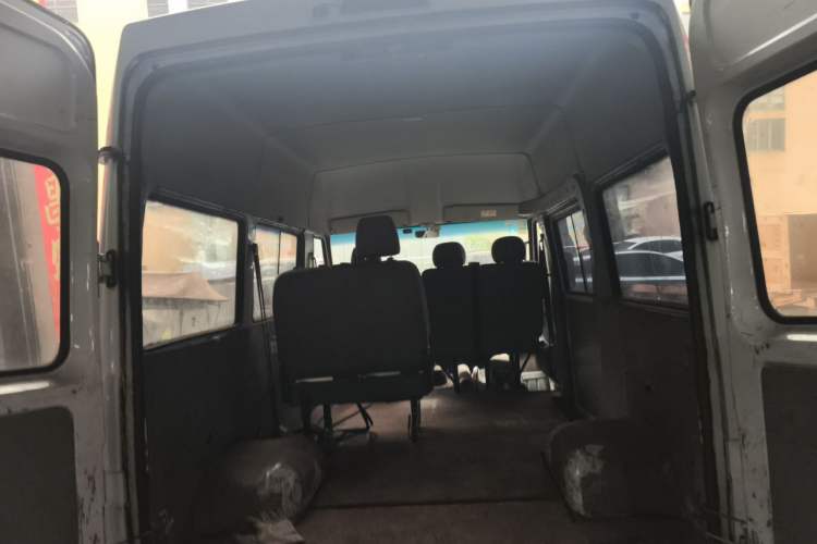 Used Iveco Daily 2017 2.5T A35 Passenger Van 5-7 Seats Model 47Z5 Trunk