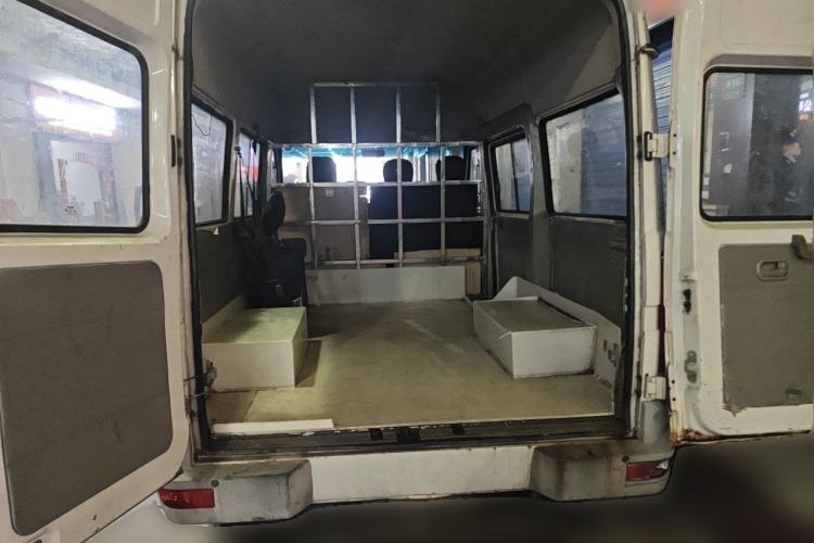 Used Iveco Daily 2017 2.5T A35 Passenger Van 5-7 Seats Model 47Z5 Trunk