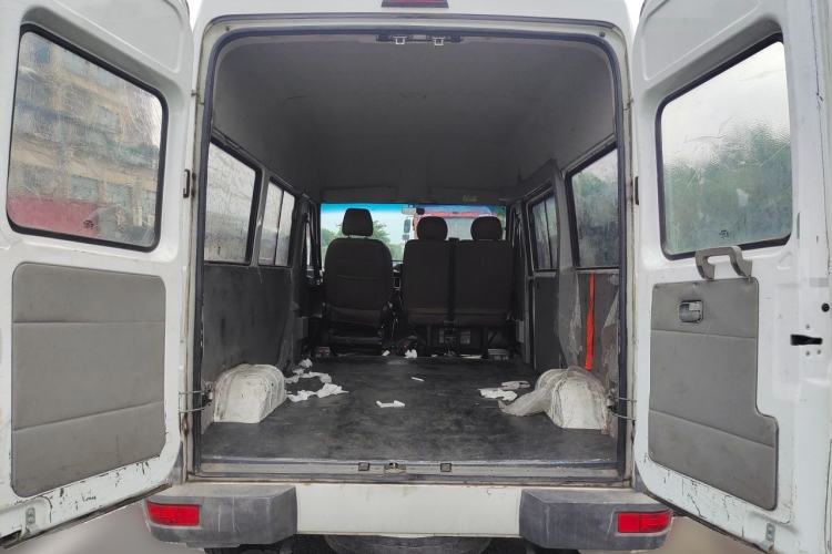 Used Iveco Daily 2017 2.5T A35 Passenger Van 5-7 Seats Model 47Z5 Trunk