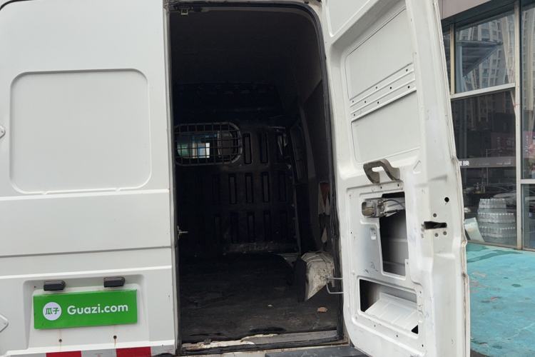 Used Iveco Daily 2017 2.8T V35 Box Truck 3 Seats 43S5 Trunk