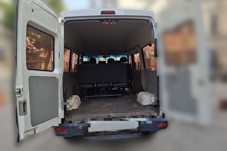 Used Iveco Daily 2017 2.5T A35 Passenger Van 5-7 Seats Model 47Z5 Trunk