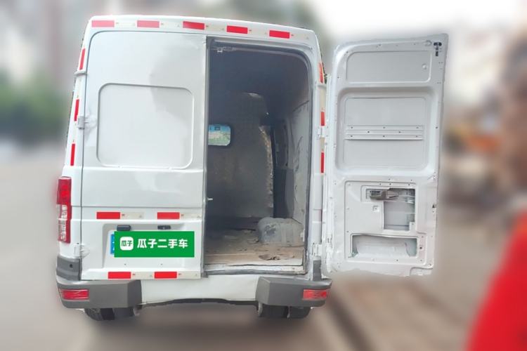 Used Iveco Daily 2017 2.8T V35 Box Truck 3 Seats 43S5 Trunk