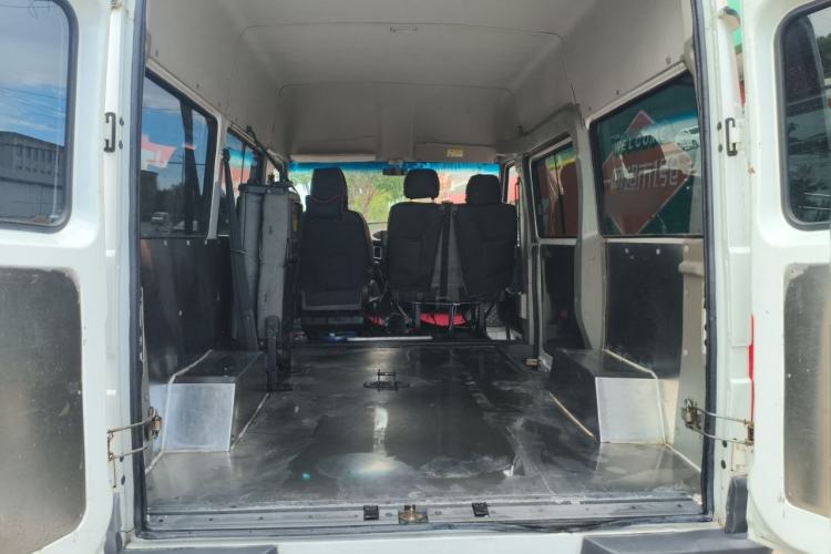 Used Iveco Daily 2017 2.5T A35 Low-Roof 5-7 Seater Passenger Van 47Z5 Trunk