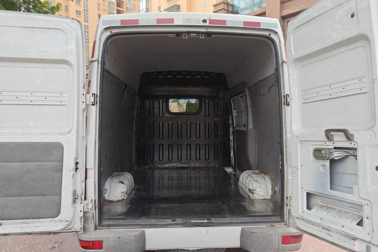 Used Iveco Daily 2017 2.8T V35 Box Truck 3 Seats 43S5 Trunk