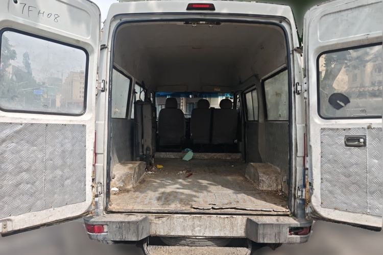 Used Iveco Daily 2017 2.5T A35 Passenger Van 5-7 Seats Model 47Z5 Trunk