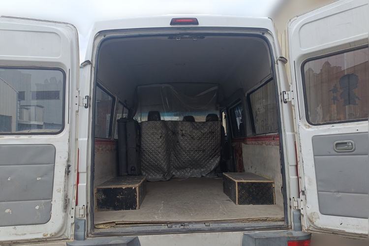 Used Iveco Daily 2017 2.5T A35 Passenger Van 5-7 Seats Model 47Z5 Trunk