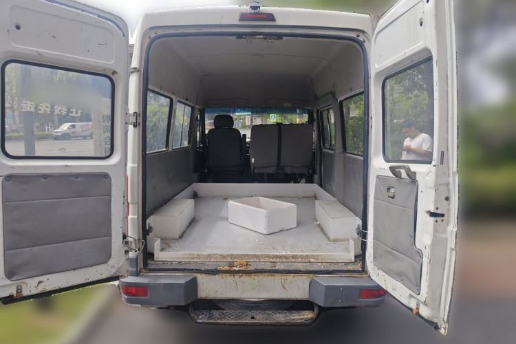 Used Iveco Daily 2017 2.5T A35 Passenger Van 5-7 Seats Model 47Z5 Trunk