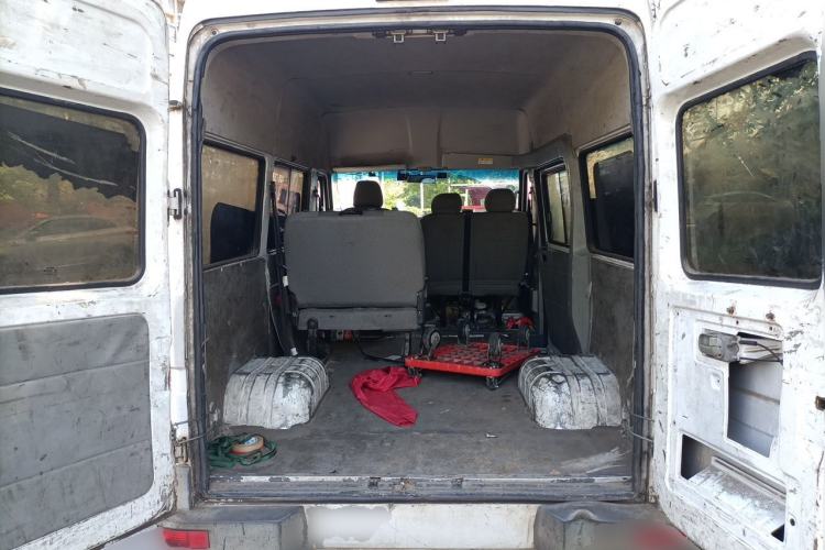 Used Iveco Daily 2017 2.5T A35 Passenger Van 5-7 Seats Model 47Z5 Trunk