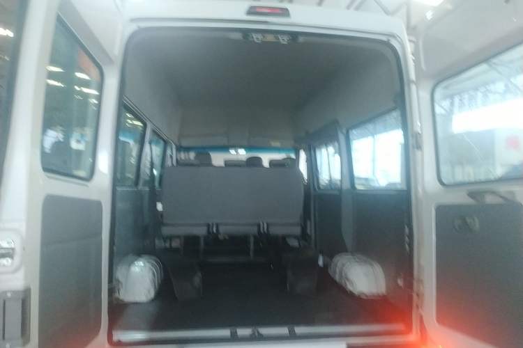 Used Iveco Daily 2017 2.5T A35 Passenger Van 5-7 Seats Model 47Z5 Trunk