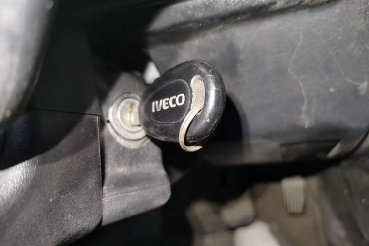 Used Iveco Daily 2017 2.8T V35 Box Truck Low Roof 3-Seater Model 43S5 Vehicle Key