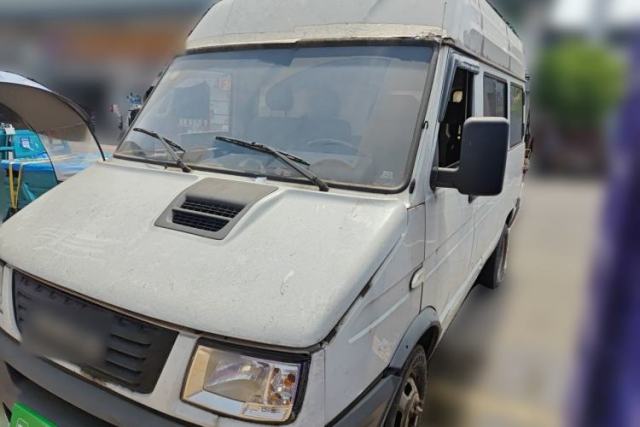 Used Iveco Daily 2017 2.5T A35 Passenger Van 5-7 Seats Model 47Z5