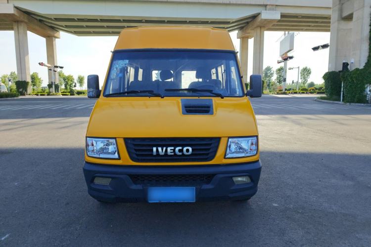 Used Iveco Daily 2017 2.5T A35 Passenger Van 5-7 Seats Model 47Z5 Exterior 1