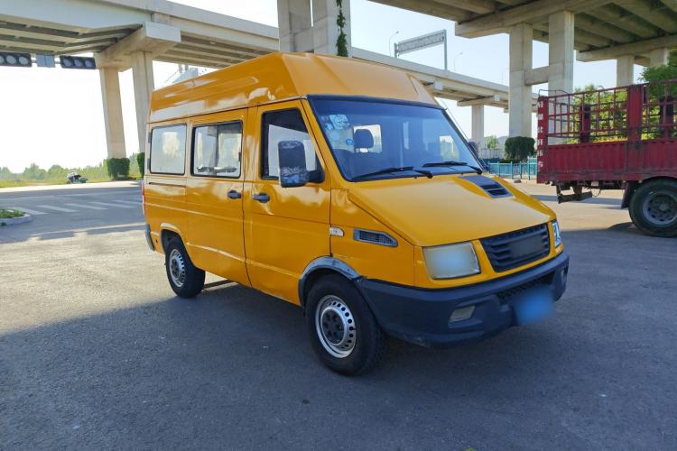 Used Iveco Daily 2017 2.5T A35 Passenger Van 5-7 Seats Model 47Z5 Exterior 2