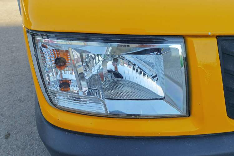 Used Iveco Daily 2017 2.5T A35 Passenger Van 5-7 Seats Model 47Z5 Exterior 3
