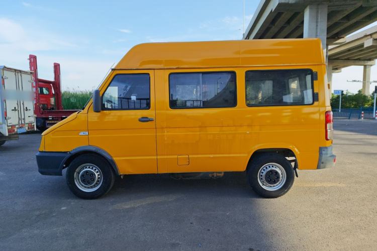 Used Iveco Daily 2017 2.5T A35 Passenger Van 5-7 Seats Model 47Z5 Exterior 4