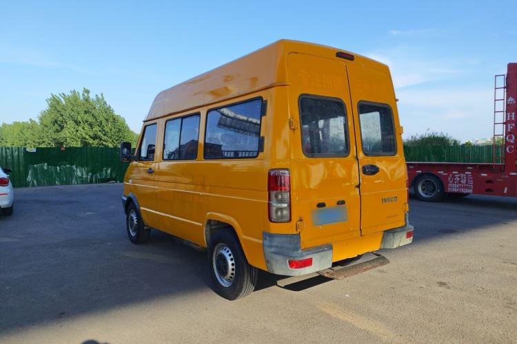 Used Iveco Daily 2017 2.5T A35 Passenger Van 5-7 Seats Model 47Z5 Exterior 5