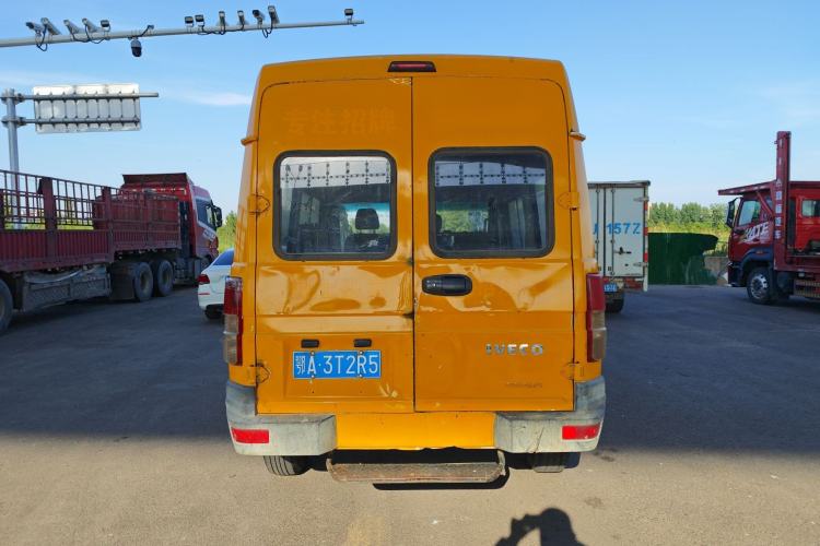 Used Iveco Daily 2017 2.5T A35 Passenger Van 5-7 Seats Model 47Z5 Exterior 6
