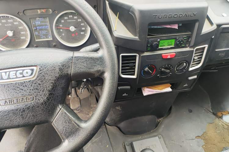 Used Iveco Daily 2020 2.5T A35 Passenger Van with Dual Tires Mid-Roof Design 5-9 Seater Side-Sliding Door China V Emission Standard Audio And AC Panel