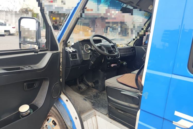 Used Iveco Daily 2020 2.5T A35 Passenger Van with Dual Tires Mid-Roof Design 5-9 Seater Side-Sliding Door China V Emission Standard Driver Seat