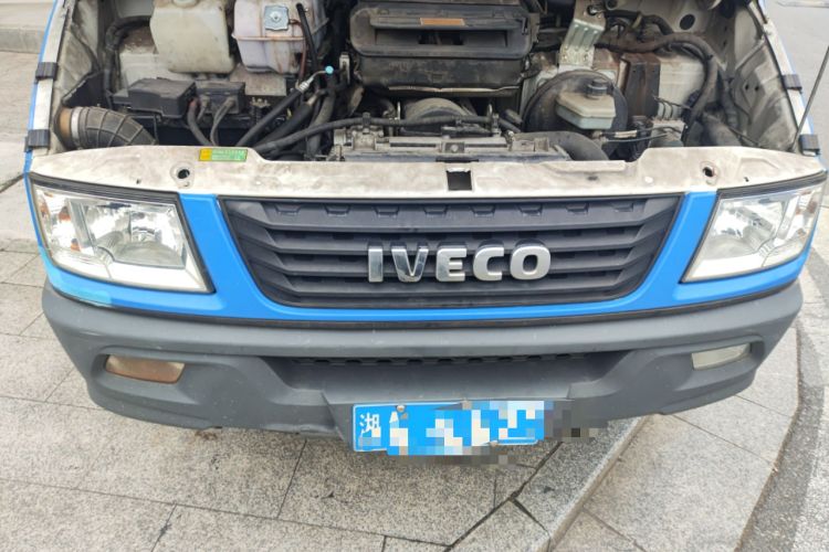 Used Iveco Daily 2020 2.5T A35 Passenger Van with Dual Tires Mid-Roof Design 5-9 Seater Side-Sliding Door China V Emission Standard Engine Bay