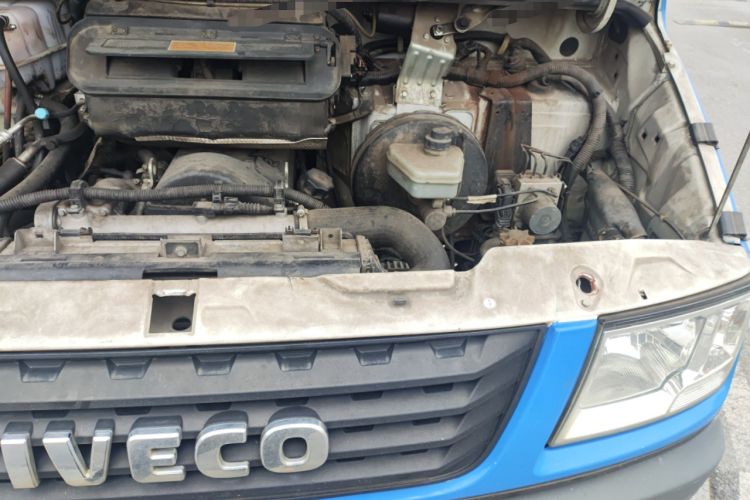 Used Iveco Daily 2020 2.5T A35 Passenger Van with Dual Tires Mid-Roof Design 5-9 Seater Side-Sliding Door China V Emission Standard Engine Bay Left