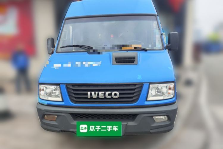 Used Iveco Daily 2020 2.5T A35 Passenger Van with Dual Tires Mid-Roof Design 5-9 Seater Side-Sliding Door China V Emission Standard Front