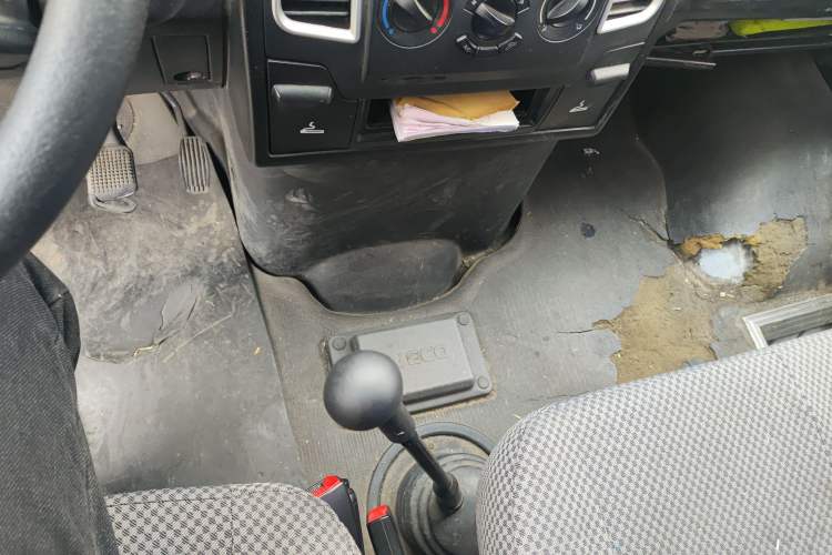 Used Iveco Daily 2020 2.5T A35 Passenger Van with Dual Tires Mid-Roof Design 5-9 Seater Side-Sliding Door China V Emission Standard Gear Lever