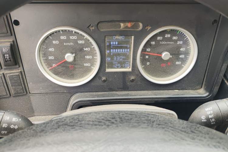 Used Iveco Daily 2020 2.5T A35 Passenger Van with Dual Tires Mid-Roof Design 5-9 Seater Side-Sliding Door China V Emission Standard Instrument Cluster