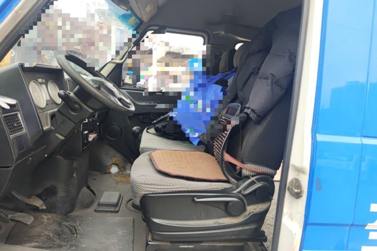 Used Iveco Daily 2020 2.5T A35 Passenger Van with Dual Tires Mid-Roof Design 5-9 Seater Side-Sliding Door China V Emission Standard Left Front Seat