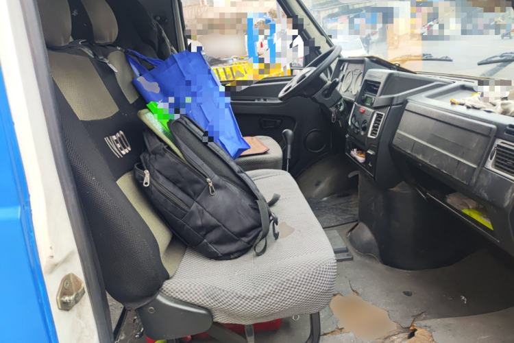 Used Iveco Daily 2020 2.5T A35 Passenger Van with Dual Tires Mid-Roof Design 5-9 Seater Side-Sliding Door China V Emission Standard Left Rear Seat
