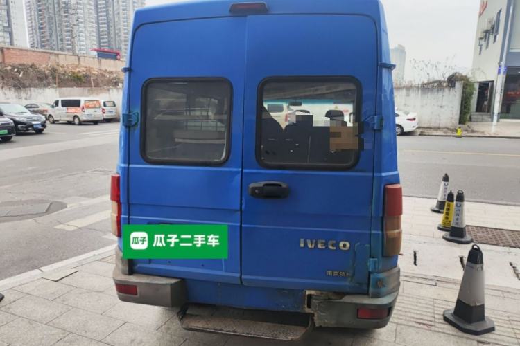 Used Iveco Daily 2020 2.5T A35 Passenger Van with Dual Tires Mid-Roof Design 5-9 Seater Side-Sliding Door China V Emission Standard Rear