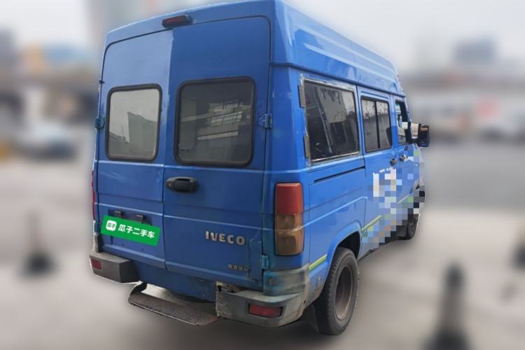 Used Iveco Daily 2020 2.5T A35 Passenger Van with Dual Tires Mid-Roof Design 5-9 Seater Side-Sliding Door China V Emission Standard Rear Right 45 Deg