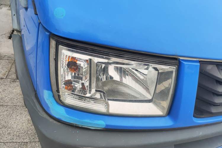 Used Iveco Daily 2020 2.5T A35 Passenger Van with Dual Tires Mid-Roof Design 5-9 Seater Side-Sliding Door China V Emission Standard Right Front Headlight